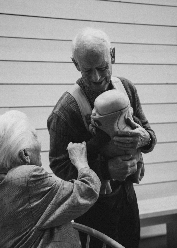 ביורן נושא תינוק במנשא מדגם מיני