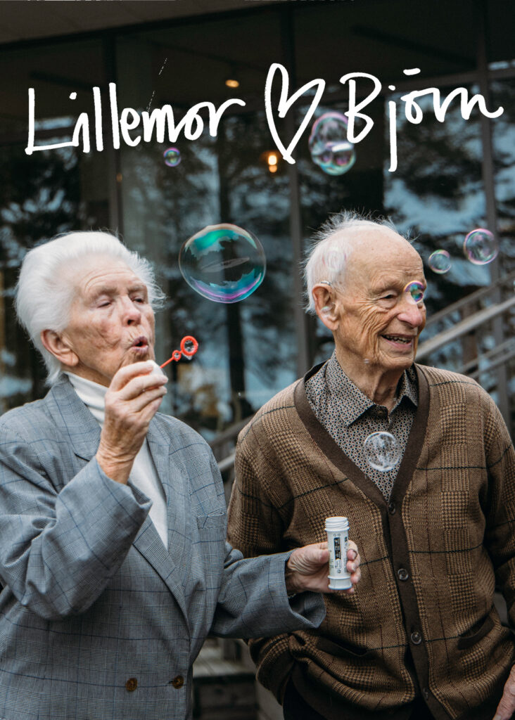 לילימור וביורן. לילימור מפריחה בלוני סבון