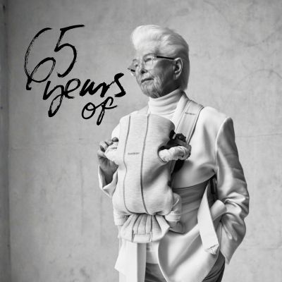 לילימור נושאת תינוק במנשא מיני