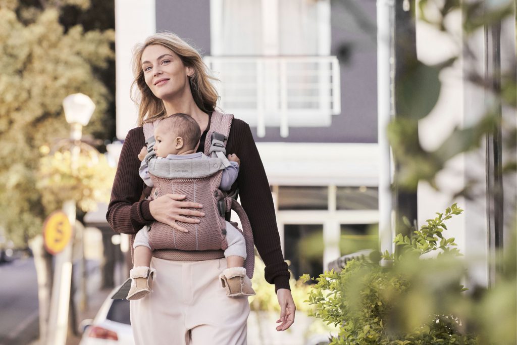 טיול עם תינוק במנשא