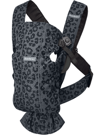 מנשא בייבי ביורן MINI – קולקציית Classic Leopard צבע המנשא: אבן פחם לאופרד - מש 3D